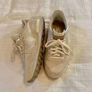 Nike Cream Colored Sneakers !BOUGHT IN SPAIN! Size US 6.5